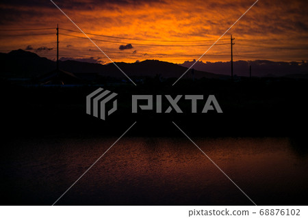 落日的天空山脈輪廓水面 68876102