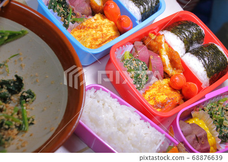 Preparing lunch for children 68876639