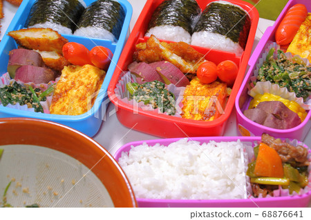 Preparing lunch for children 68876641