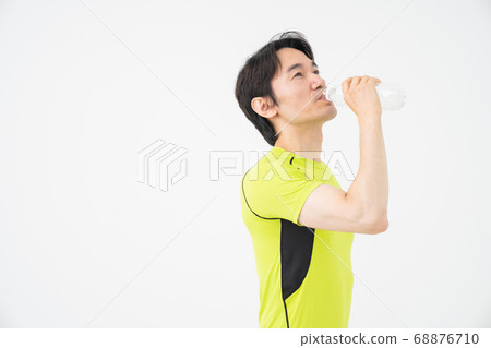Middle Male Fitness Image Hydration Middle Male Fitness Image Hydration 68876710