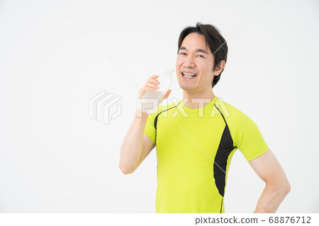 中年男性健身圖像水化 中年男性健身圖像水化 68876712