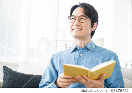 讀書的中間男性 讀書的中間男性 68876732