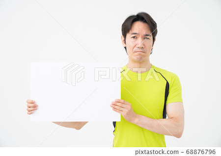 想一想帶有白板的中年健身圖像 68876796