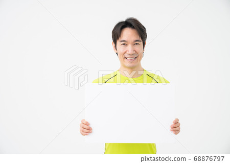 白板的中年男人的健身形象 68876797