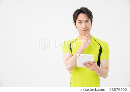 中年男子健身圖像平板認為 中年男子健身圖像平板認為 68876800
