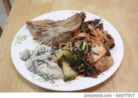 Suyuk, kimchi, and oyster samhap Suyuk, kimchi, and oyster samhap 68877057