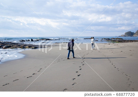 Image of Life|Tourism on the coast Photo of an old couple traveling and sightseeing Long-standing footsteps Image of Life|Tourism on the coast Photo of an old couple traveling and sightseeing Long-standing footsteps 68877720