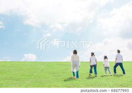 向後走的家庭形象 68877993