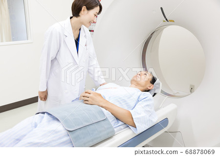 接受CT檢查的中年男子 68878069