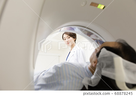 接受CT檢查的中年男子 68878245