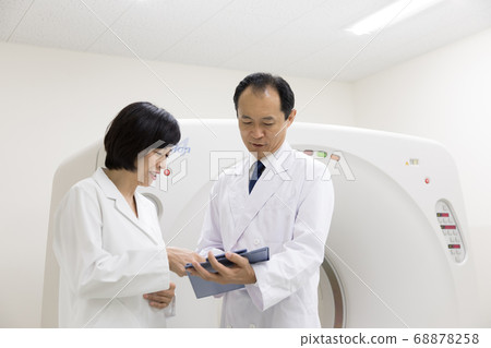 Doctor and operator meeting in front of CT 68878258