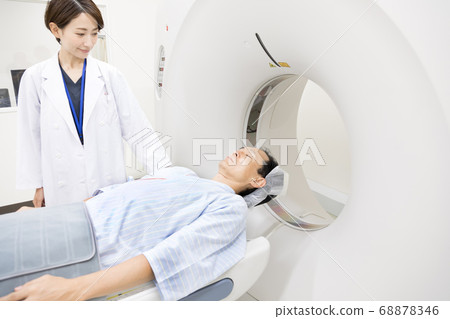 接受CT檢查的中年男子 68878346