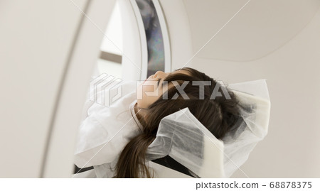 正在接受CT檢查的女孩 68878375