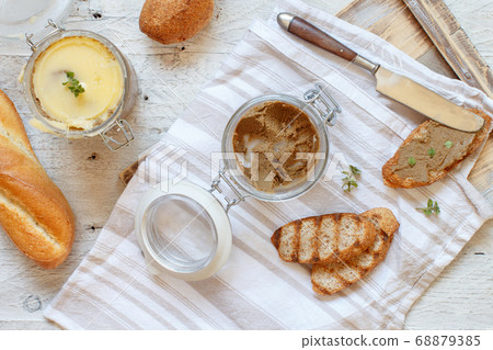 Making sandwiches with homemade pate 68879385