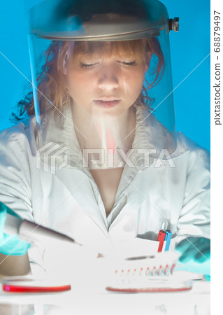 Working in the laboratory with a high degree of protection Working in the laboratory with a high degree of protection 68879497