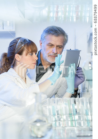 Health care professionals in lab. 68879499