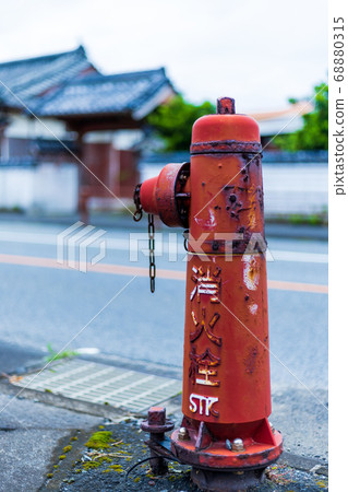 I am a fire hydrant! I've been watching this village for a long time. I am now alive as a guidepost. 68880315