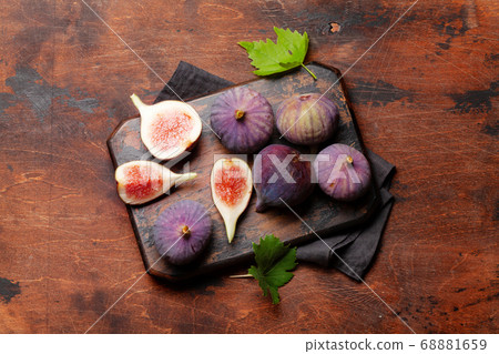 Ripe sweet figs Ripe sweet figs 68881659