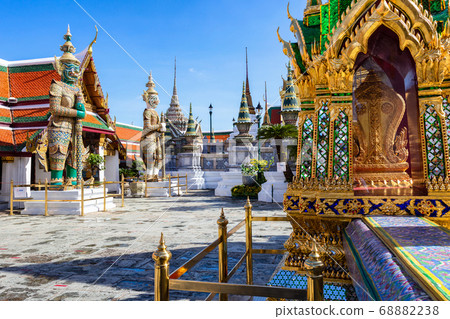 Wat Phra Kaew and Grand Palace in sunny day 68882238