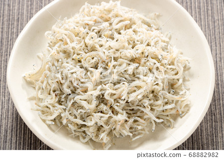 Kamaage shirasu placed on a small plate. 68882982