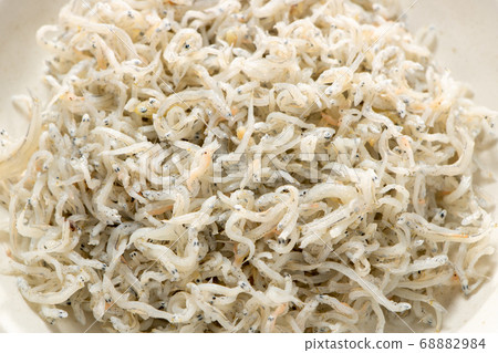 Kamaage shirasu放在一個小盤子上。 68882984