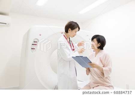 接受CT檢查的中年婦女 68884737