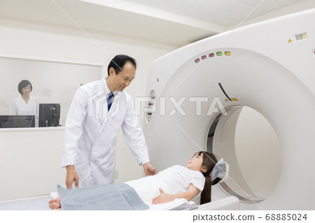 Girl undergoing CT examination Girl undergoing CT examination 68885024