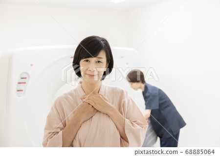 接受CT檢查的中年婦女 68885064