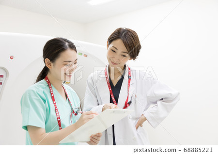 CT前面的醫生和操作員會議 68885221