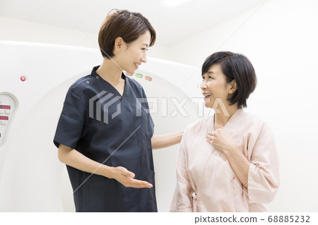 Middle-aged woman undergoing CT examination Middle-aged woman undergoing CT examination 68885232
