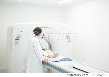 接受CT檢查的中年婦女 68885233