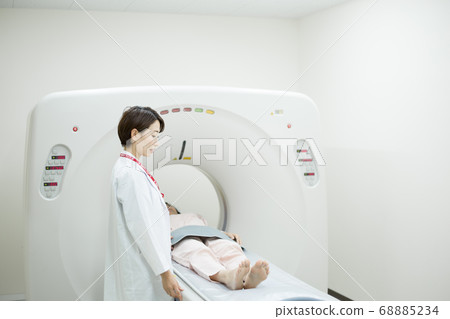 接受CT檢查的中年婦女 68885234