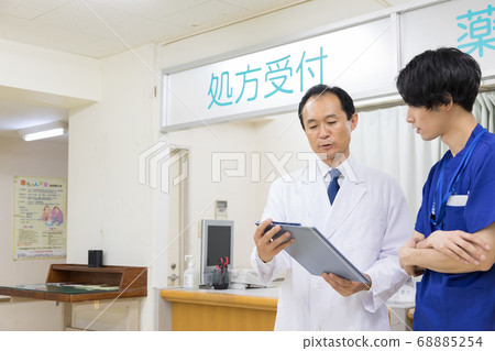 醫生和藥劑師在藥房開會 68885254