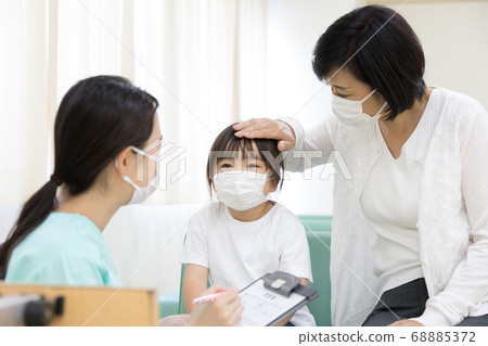 在醫院見面之前要接受采訪的女孩 在醫院見面之前要接受采訪的女孩 68885372