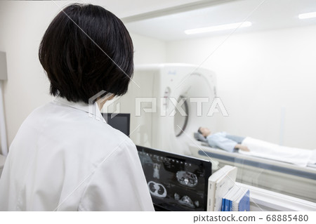 進行CT檢查的年輕女子（從手術室觀看） 68885480