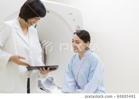 接受CT檢查的年輕女子 68885491
