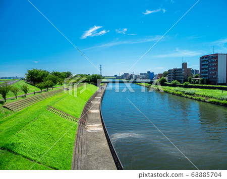 夏天的藍天和河流景觀八月 夏天的藍天和河流景觀八月 68885704