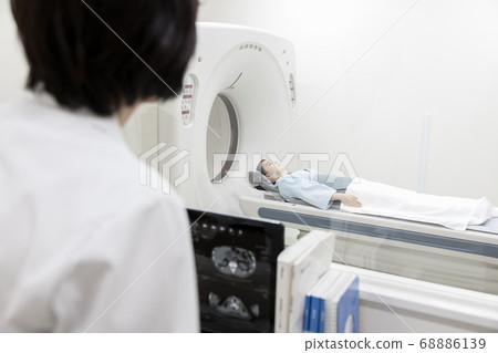進行CT檢查的年輕女子（從手術室觀看） 68886139