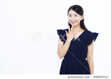 30多歲女性白色背景畫像 68886352