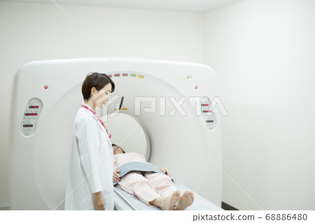 Middle-aged woman undergoing CT examination Middle-aged woman undergoing CT examination 68886480