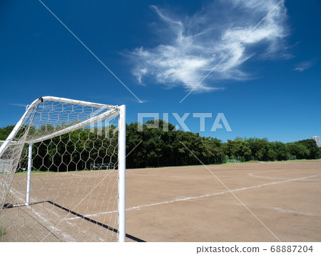 夏天的藍天和足球場八月 68887204