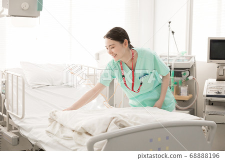 Hospital room bed making Hospital room bed making 68888196