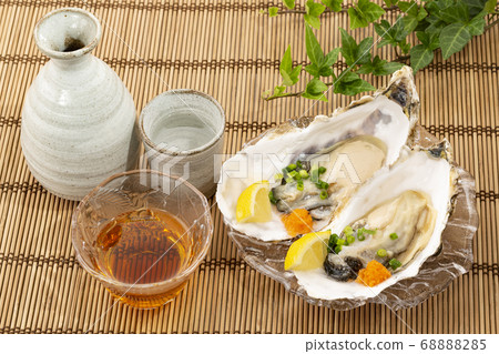 Raw oysters on the shell Raw oysters on the shell 68888285