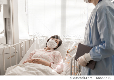 Patients fighting the new coronavirus 68888570