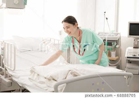 Hospital room bed making 68888705