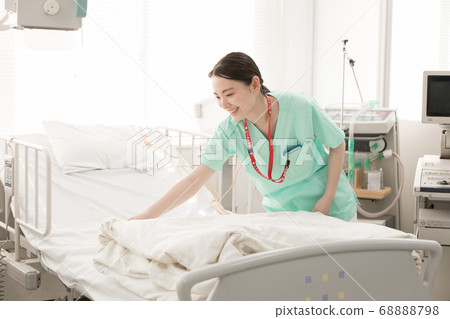 Hospital room bed making 68888798