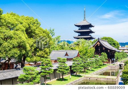 World heritage Toji Five-storied pagoda and Namdaemun 68889009