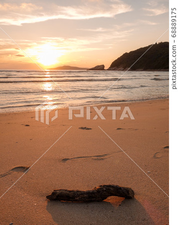 五島群島福江島海灘上的日落 68889175