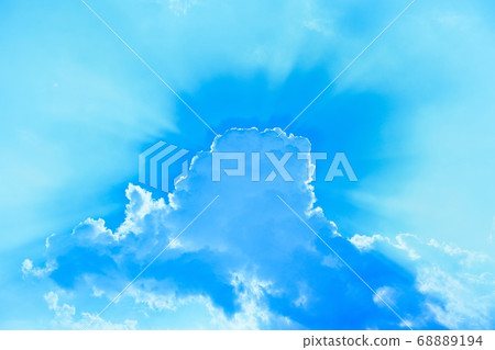 餘輝穿過藍天白雲 68889194