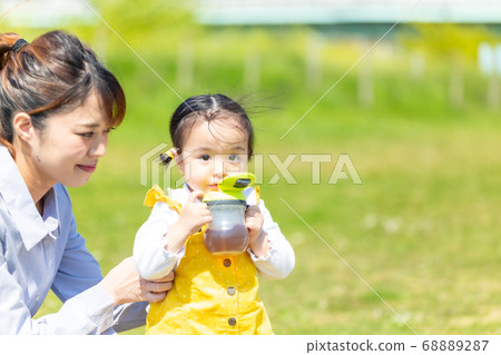 漂亮的女孩在公園玩耍 漂亮的女孩在公園玩耍 68889287